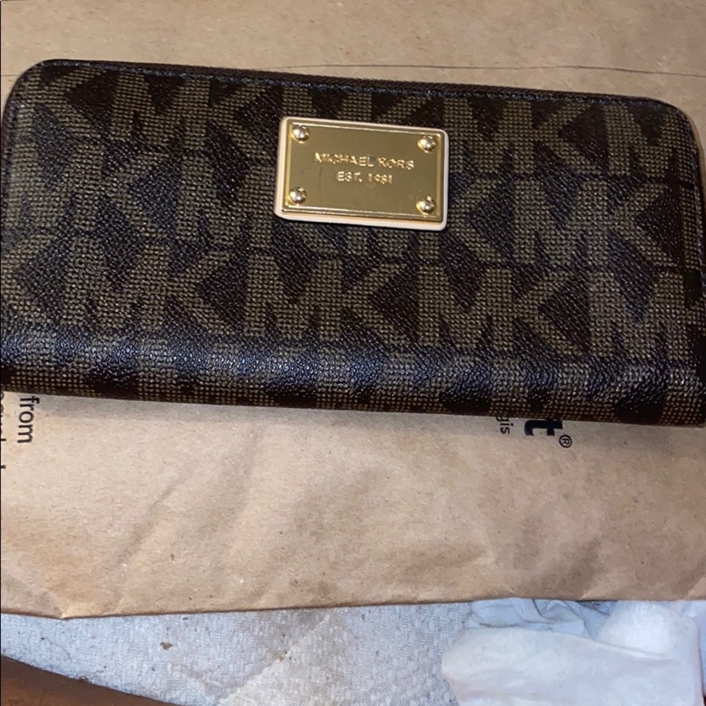 MKors signature wallet